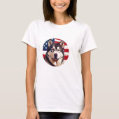 Alaska Malamute met Amerikaanse vlag achtergrond T-shirt (Voorkant)