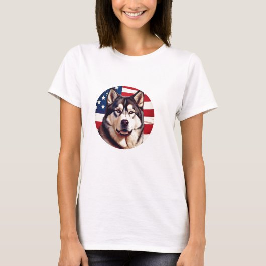 Alaska Malamute met Amerikaanse vlag achtergrond T-shirt (Voorkant)