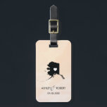 Alaska Map Wedding Bagagelabel met Couple's naam<br><div class="desc">Deze staatsbagagelabels maken de perfecte trouwcadeautjes labels of welkome tas labels. Stropdas het aan je cadeau in plaats van een typisch label voor papieren cadeaus, en ze kunnen het nog maanden en jaren gebruiken. Labels hebben een perzikabrikozenachtergrond. Om het hart bij de trouwplaats te plaatsen, gebruik de "pas verder"optie aan....</div>