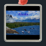 Alaska Metalen Ornament<br><div class="desc">Een combinatie van foto's uit verschillende delen van Alaksa. Omvat het nationale park van Denali. Holgate Glacier in het Kenai Fjords National Park. Humpback Whales, Orca's & Zee Lions uit het Kenai Fjords National Park. Op zoek naar meer prints of producten? Je kunt mijn winkel bezoeken: http://www.zazzle.com/timelessmomentsphtgy Deze foto is...</div>