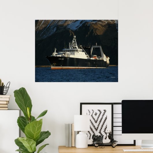 Alaska Ocean, Factory Trawler in Dutch Harbour, AK Poster (Thuiskantoor)