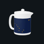 Alaska Staatsvlag theepot<br><div class="desc">Voeg een vleugje Alaska-trots toe aan je theetijd met onze exclusieve theepot met de vlag van Alaska! Deze theepot is gemaakt met nauwgezette aandacht voor detail en is meer dan alleen een functioneel item; het is een viering van het erfgoed en de culturele trots van Alaska. Het ontwerp toont prominent...</div>