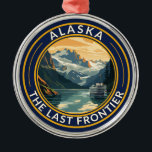 Alaska Travel Art Badge Metalen Ornament<br><div class="desc">Alaska retro vector reisontwerp. Deze retro-stijl reiskunst,  met zijn mix van gedurfde kleuren en  allure,  is ontworpen om een gevoel van avontuur te inspireren.</div>