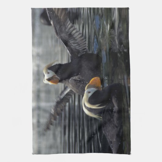 Alaska Tufted puffins Theedoek (Verticaal)