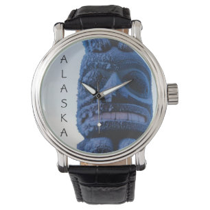 Alaska Winter Scene Carved Totem Pole Horloge