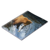 Alaskan Brown Beer vangt zalm in Brooks Notitieboek (Linkerzijde)