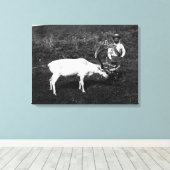 Alaskan Eskimo en gevangengenomen rendier Canvas Afdruk (Insitu (Houten vloer))