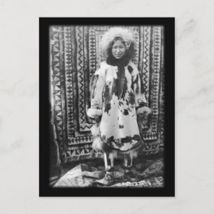 Alaskan Eskimo-meisje in traditionele bontkleding Briefkaart