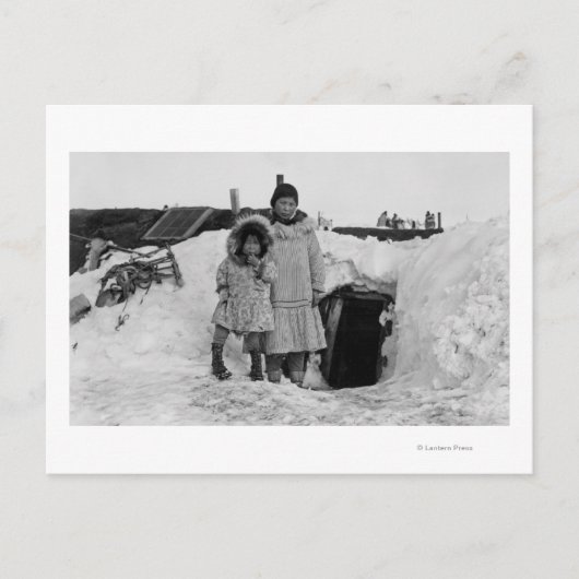 Alaskan Eskimos buiten hun huisfoto Briefkaart (Voorkant)