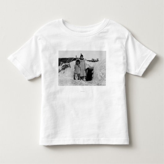 Alaskan Eskimos buiten hun huisfoto Kinder Shirts (Voorkant)