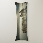 Alaskan Husky Dog Sled Race Lichaamskussen (Voorkant Verticaal)