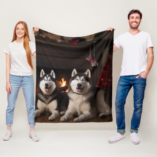 Alaskan Malamute bij de Haard Kerstmis Fleece Deken (In situ)