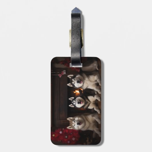 Alaskan Malamute bij de open haard Kerstmis Bagagelabel (Achterkant verticaal)