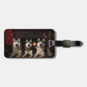 Alaskan Malamute bij de open haard Kerstmis Bagagelabel (Achterkant horizontaal)