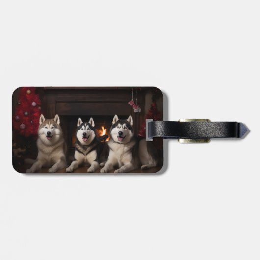 Alaskan Malamute bij de open haard Kerstmis Bagagelabel (Achterkant horizontaal)