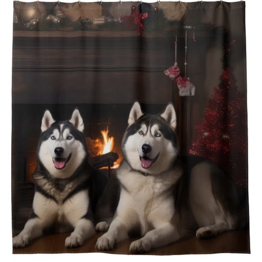 Alaskan Malamute bij de open haard Kerstmis Douchegordijn (Voorkant)