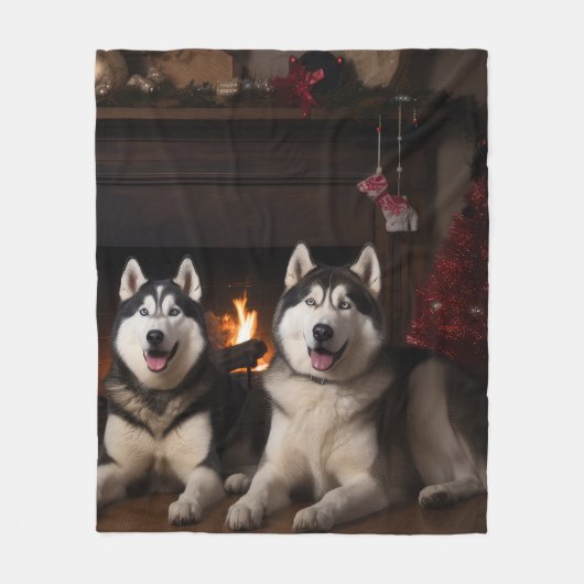 Alaskan Malamute bij de open haard Kerstmis Fleece Deken (Voorkant)
