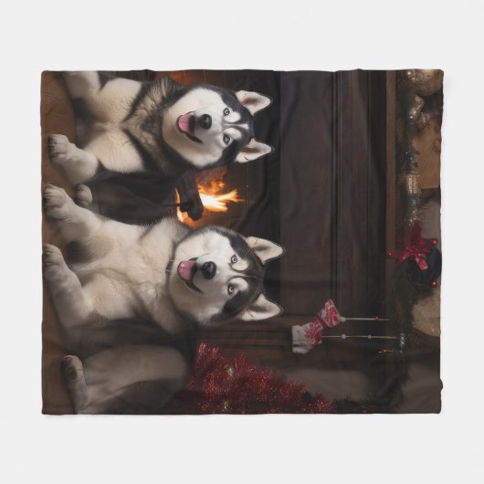 Alaskan Malamute bij de open haard Kerstmis Fleece Deken (Voorkant (Horizontaal))