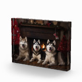 Alaskan Malamute bij de open haard Kerstmis Fotoblokken (Rechts)