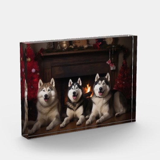 Alaskan Malamute bij de open haard Kerstmis Fotoblokken (Links)