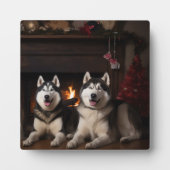 Alaskan Malamute bij de open haard Kerstmis Fotoplaat (Voorkant)