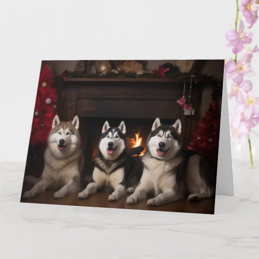 Alaskan Malamute bij de open haard Kerstmis Kaart (Orchidee)