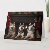 Alaskan Malamute bij de open haard Kerstmis Kaart (Voorkant)