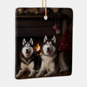 Alaskan Malamute bij de open haard Kerstmis Keramisch Ornament (Rechts)