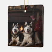 Alaskan Malamute bij de open haard Kerstmis Keramisch Ornament (Links)