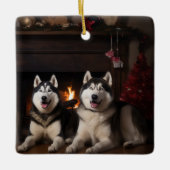 Alaskan Malamute bij de open haard Kerstmis Keramisch Ornament (Voorkant)