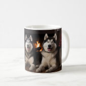 Alaskan Malamute bij de open haard Kerstmis Koffiemok (Voorkant rechts)