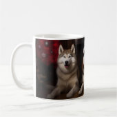 Alaskan Malamute bij de open haard Kerstmis Koffiemok (Links)