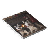 Alaskan Malamute bij de open haard Kerstmis Notitieblok (Schuin)