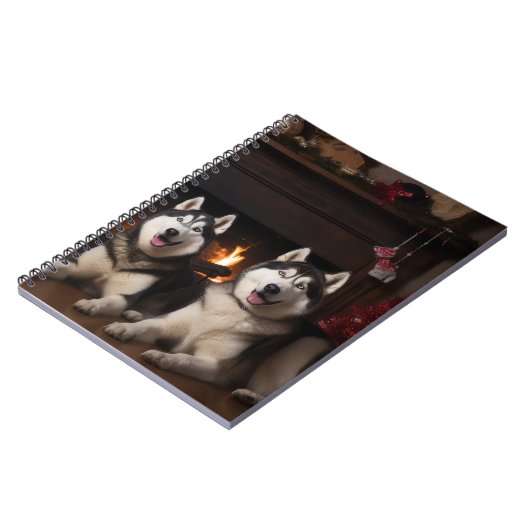 Alaskan Malamute bij de open haard Kerstmis Notitieboek (Linkerzijde)