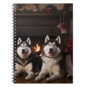 Alaskan Malamute bij de open haard Kerstmis Notitieboek (Voorkant)