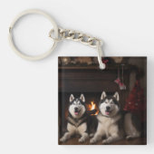 Alaskan Malamute bij de open haard Kerstmis Sleutelhanger (Voorkant)