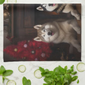 Alaskan Malamute bij de open haard Kerstmis Theedoek (Gevouwen)