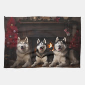 Alaskan Malamute bij de open haard Kerstmis Theedoek (Horizontaal)