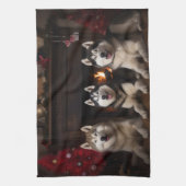 Alaskan Malamute bij de open haard Kerstmis Theedoek (Verticaal)