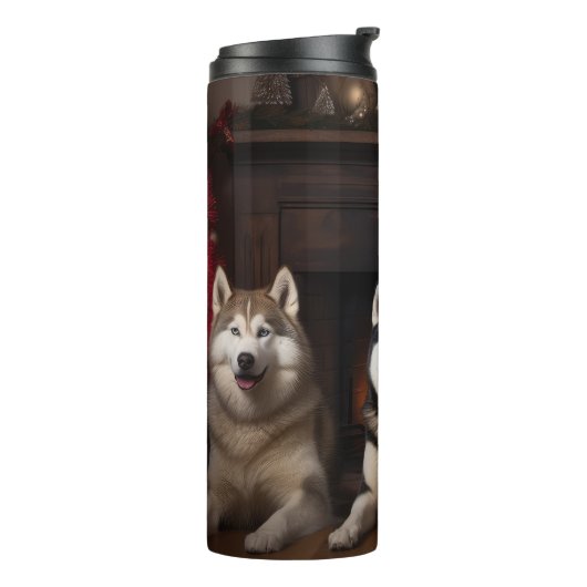 Alaskan Malamute bij de open haard Kerstmis Thermosbeker (Gedraaid links)
