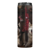 Alaskan Malamute bij de open haard Kerstmis Thermosbeker (Achterkant)