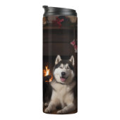 Alaskan Malamute bij de open haard Kerstmis Thermosbeker (Geroteerd rechts)