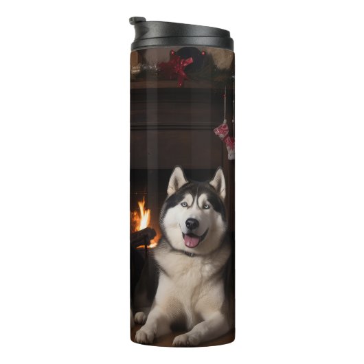 Alaskan Malamute bij de open haard Kerstmis Thermosbeker (Geroteerd rechts)
