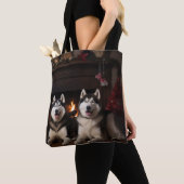Alaskan Malamute bij de open haard Kerstmis Tote Bag (Dichtbij)