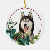 Alaskan Malamute Dog Evergreen Berry Wreath Keramisch Ornament (Voorkant)