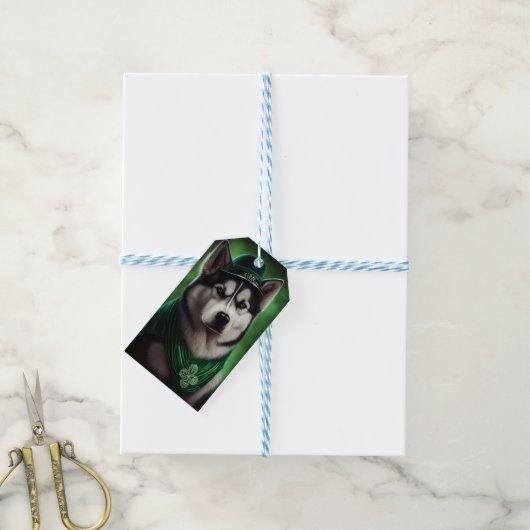 Alaskan Malamute dog in St. Patrick's Day Dress Cadeaulabel (Met Touw)