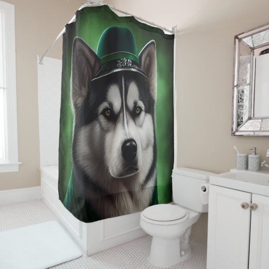 Alaskan Malamute dog in St. Patrick's Day Dress Douchegordijn (In situ)