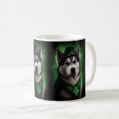 Alaskan Malamute dog in St. Patrick's Day Dress Koffiemok (Voorkant rechts)