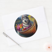 Alaskan Malamute Dog op Paddle: Een Schilderachtig Ronde Sticker (Envelop)