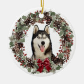 Alaskan Malamute Dog Red Bow Pinecone Wreath Keramisch Ornament (Voorkant)